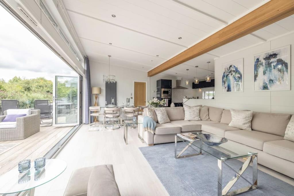 Luxury Lodge With Hot Tub In Windsor Marina Exterior photo