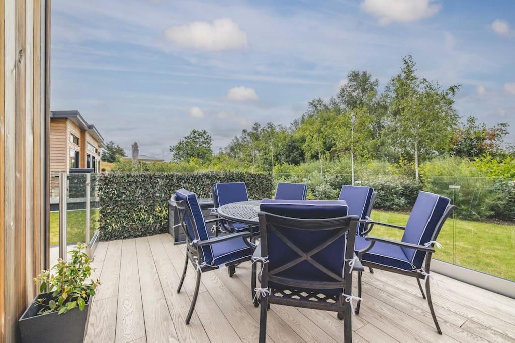 Luxury Lodge With Hot Tub In Windsor Marina Exterior photo